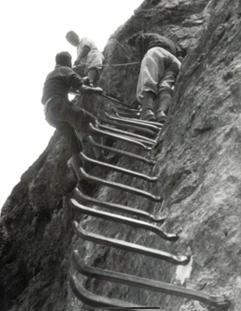 1958. Ripristino dellla Scala del Minighèl. Foto arch. CAI. Cortina