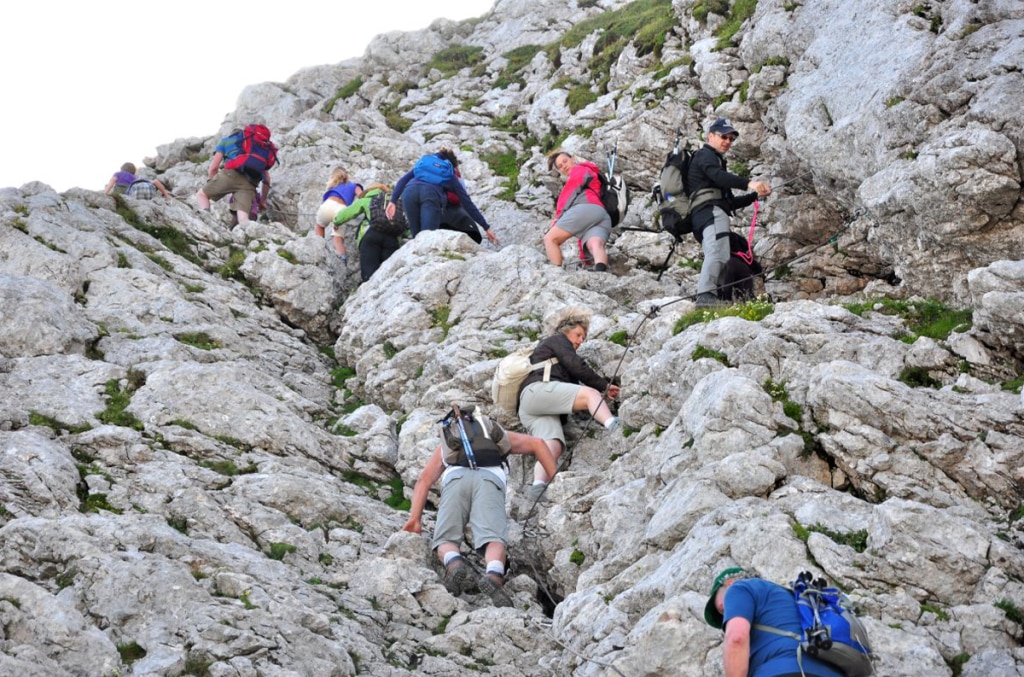 Escursionisti sulla via normale del Mangart (Alpi Giulie), foto Stefano Ardito