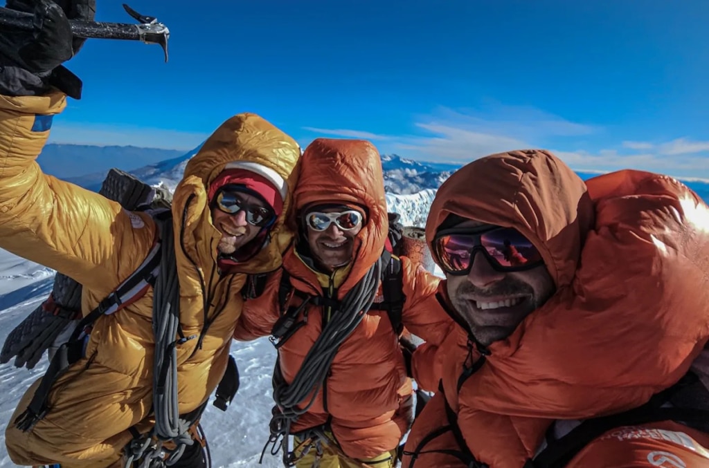 I tre scalatori sulla vetta del Nevado Copa @Hermanos Pou