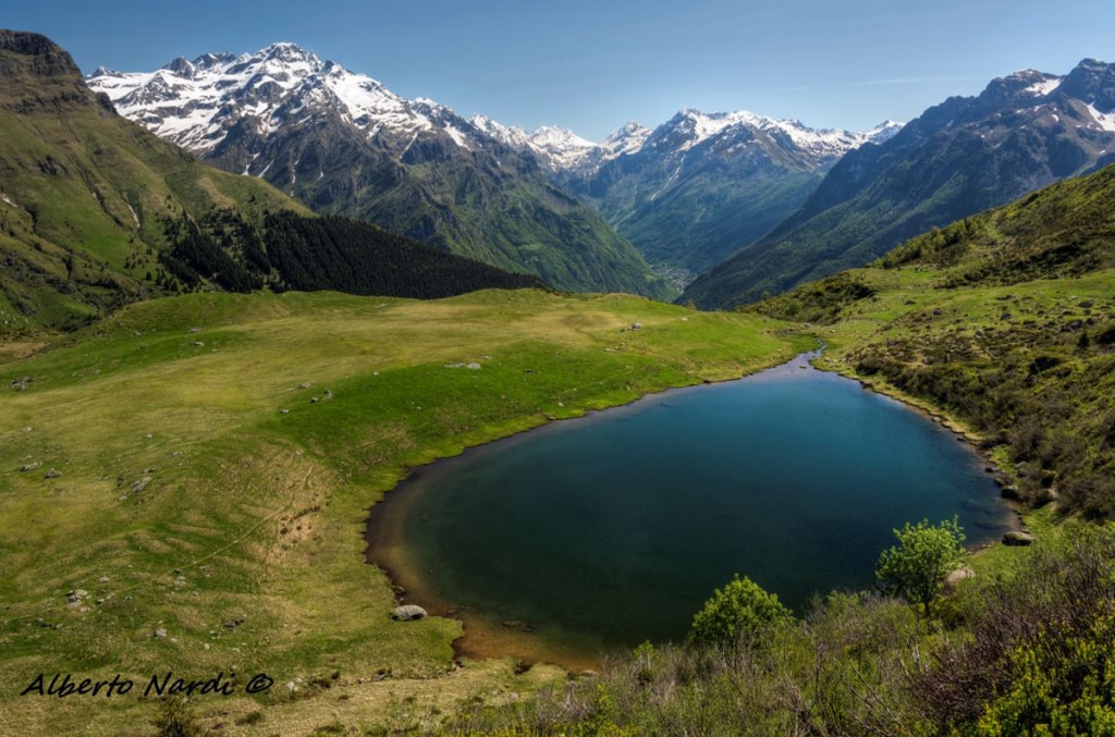 Il Lago di Cardeto basso. Sullo sfondo il Pizzo Redorta. Foto Alberto Nardi