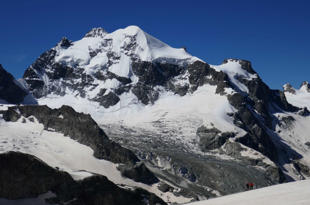Il Piz Roseg da N e la sottostante Vadret da Tschierva ricoperta dai detriti, foto M. Comi