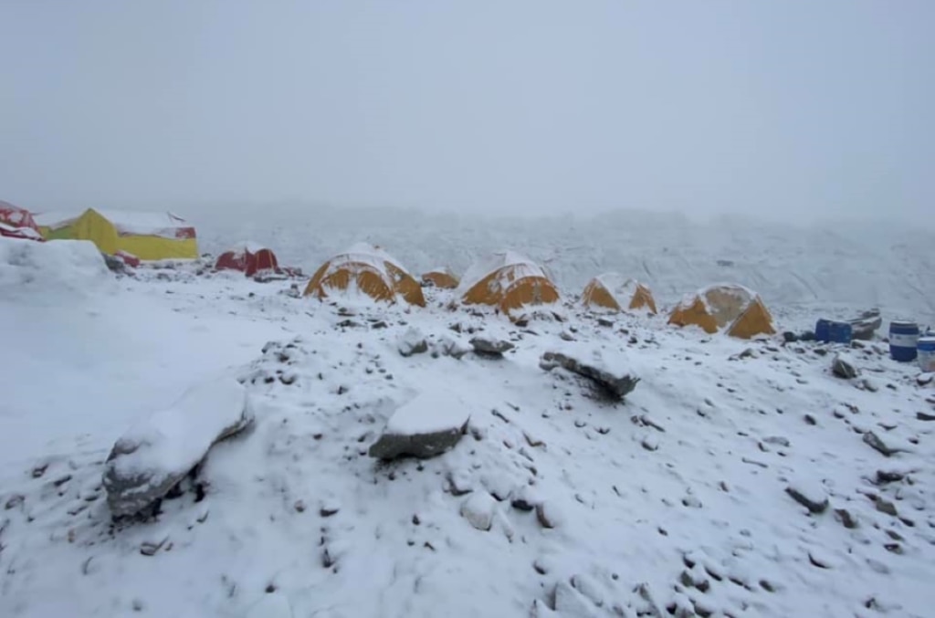 Il campo base di K2 70 dopo l'ultima nevicata