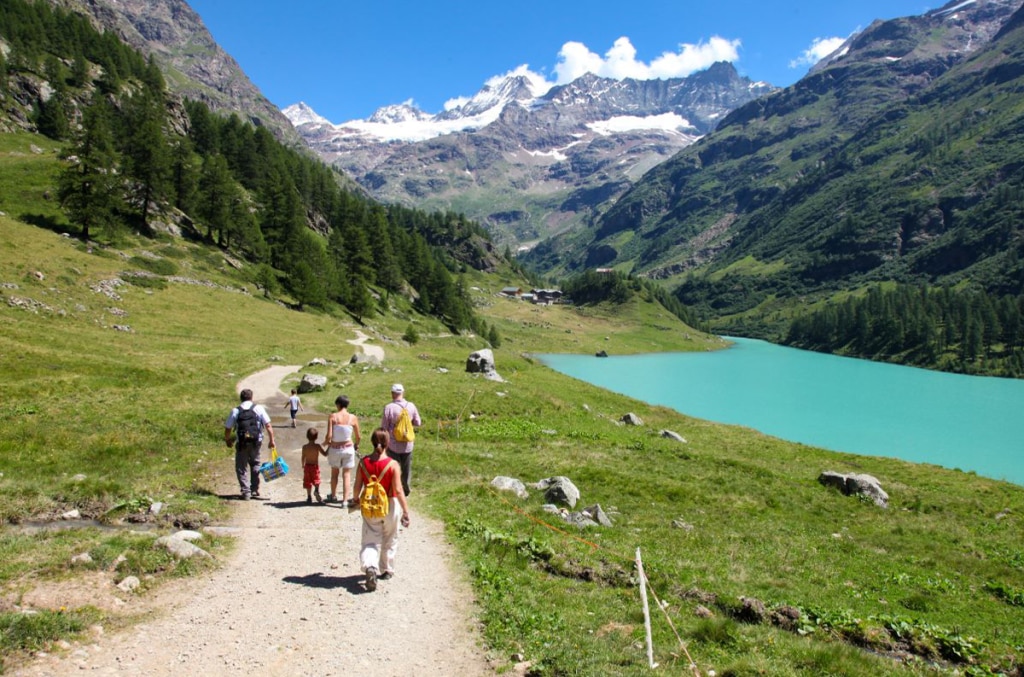 Il facile percorso che porta al Rifugio Prarayer