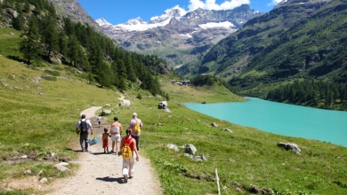 Il facile percorso che porta al Rifugio Prarayer