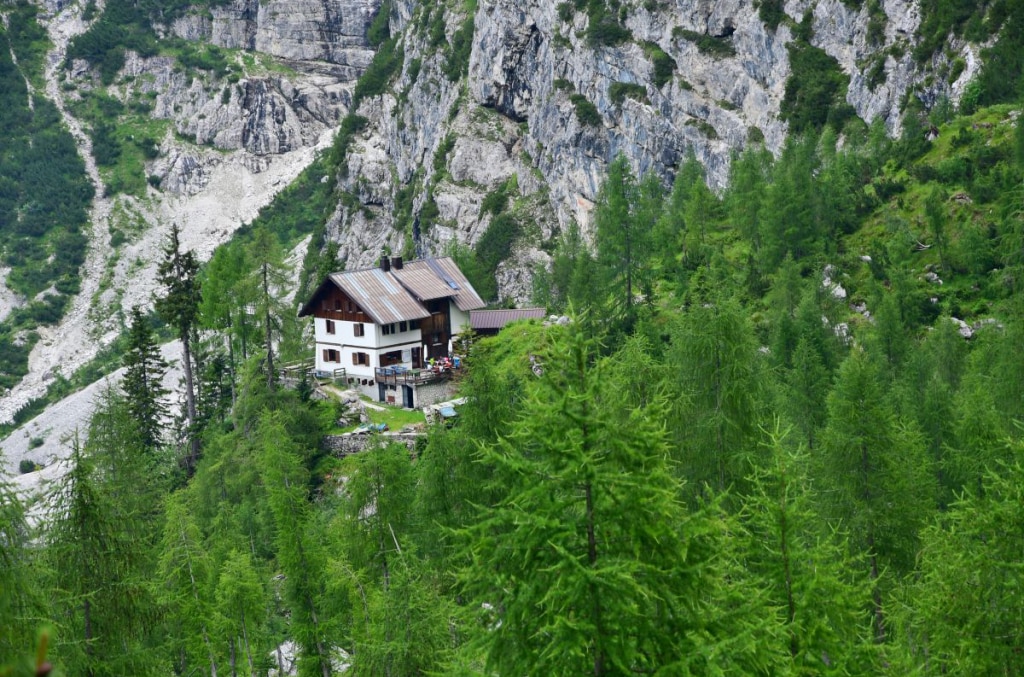 Il rifugio Pellarini, foto di Stefano Ardito