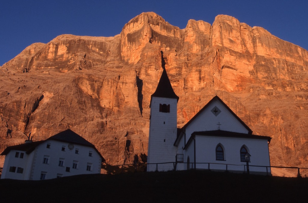 Il santuario di Santa Croce con alle spalle il Sass dla Crusc @ Alta Badia