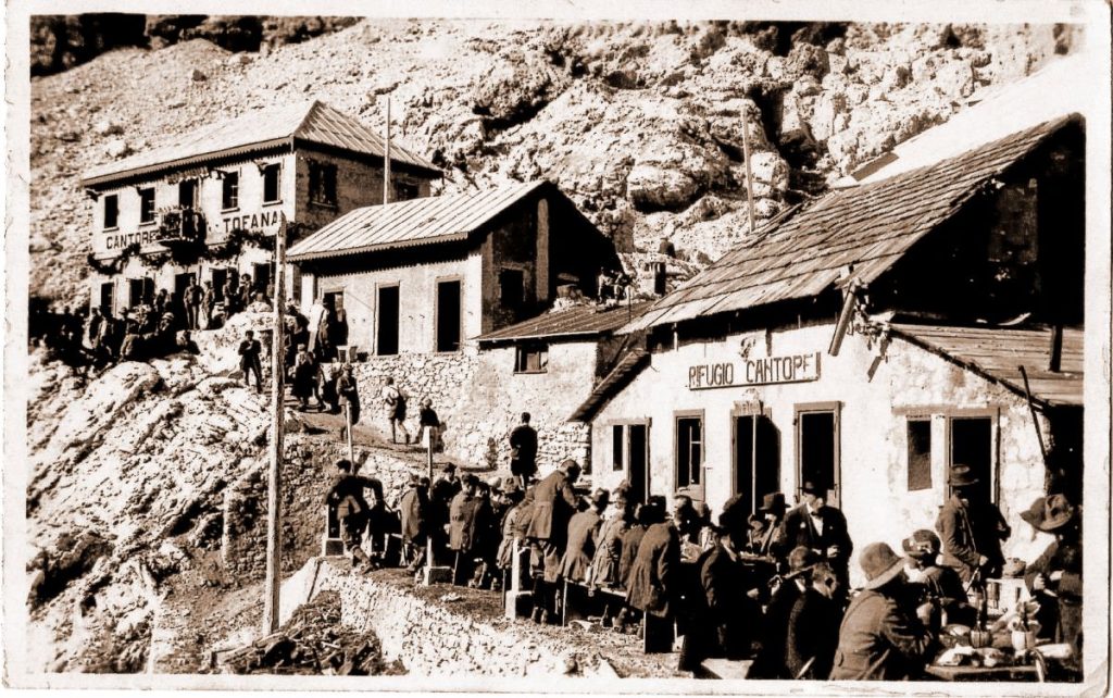 Inaugurazione del Rifugio Cantore, 1921. Foto archivio Roberto Vecellio