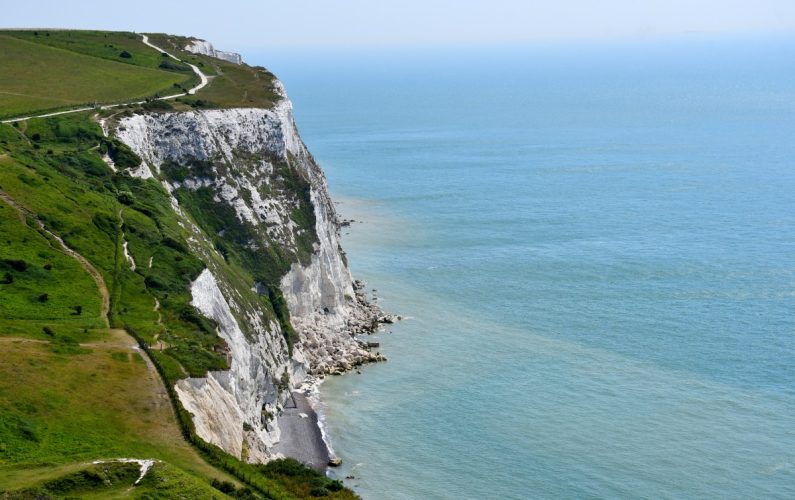 Camminare sulle bianche scogliere di Dover Montagna.TV
