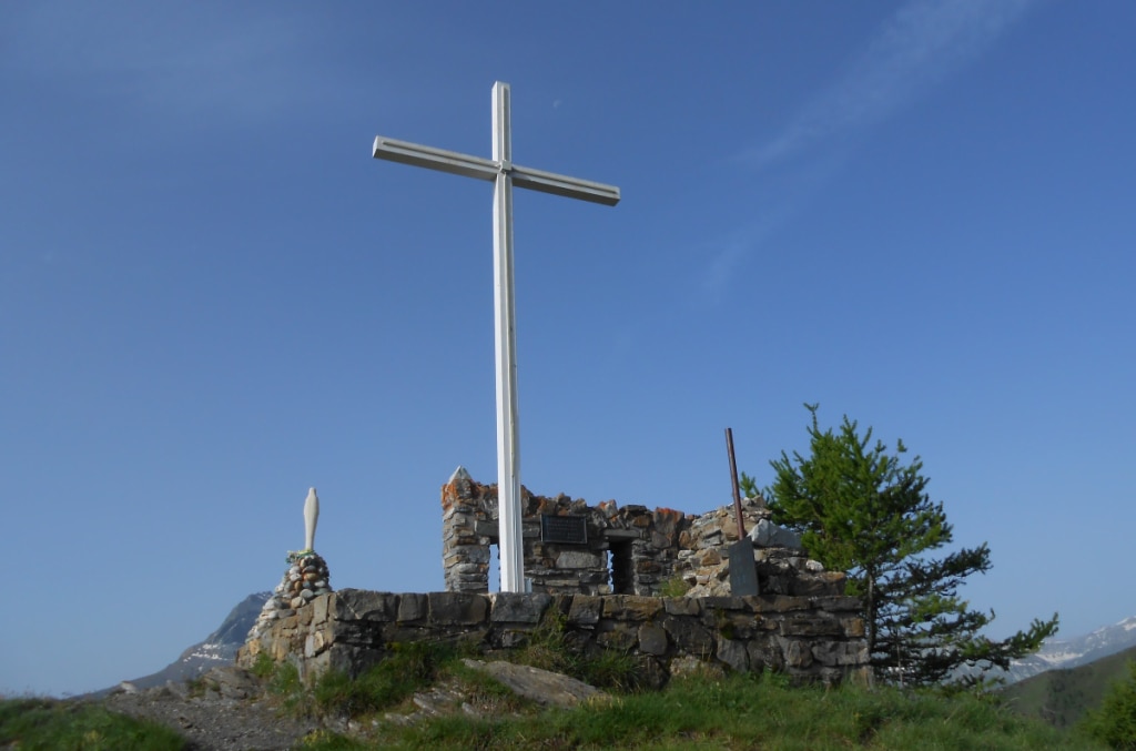 Punta del Cavallo, croce di vetta e antiche fortificazioni. Foto Lorenzo Volpe