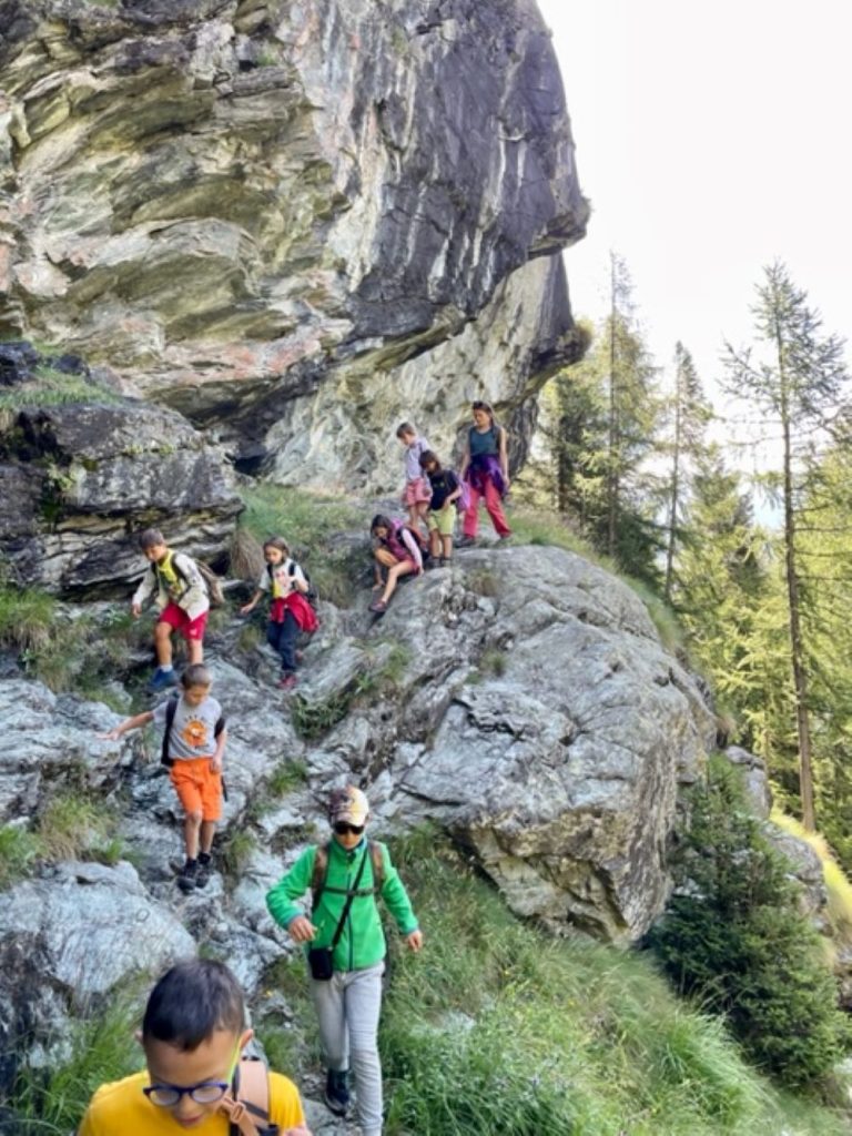 Abbiamo camminato lentamente per un