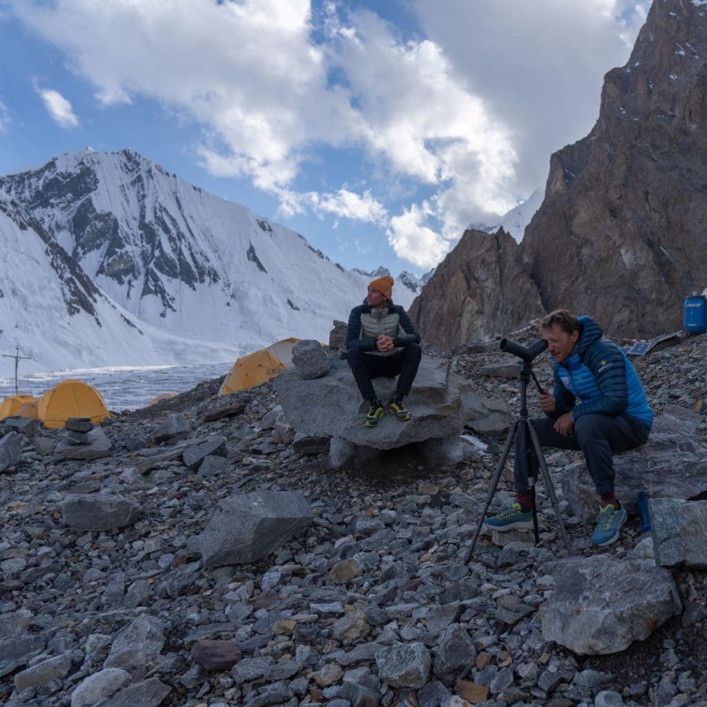 Al campo base in attesa di buone notizie dal meteo. Foto Ettore Zorzini