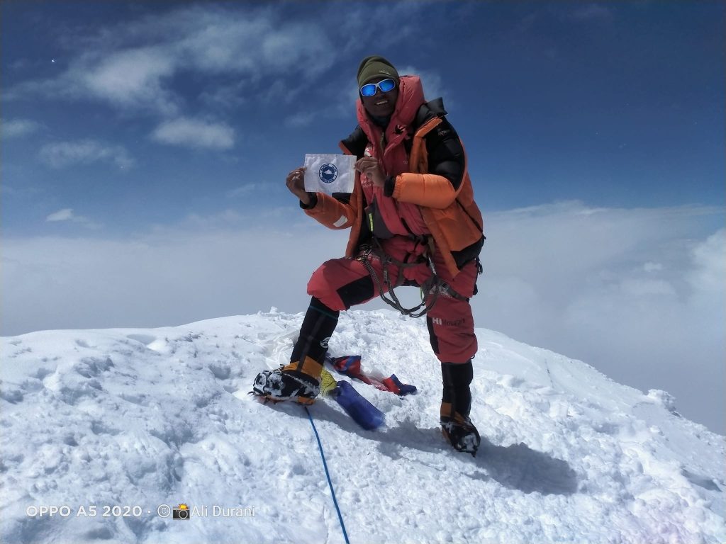 Ali Durani sulla vetta del K2 nel 2023