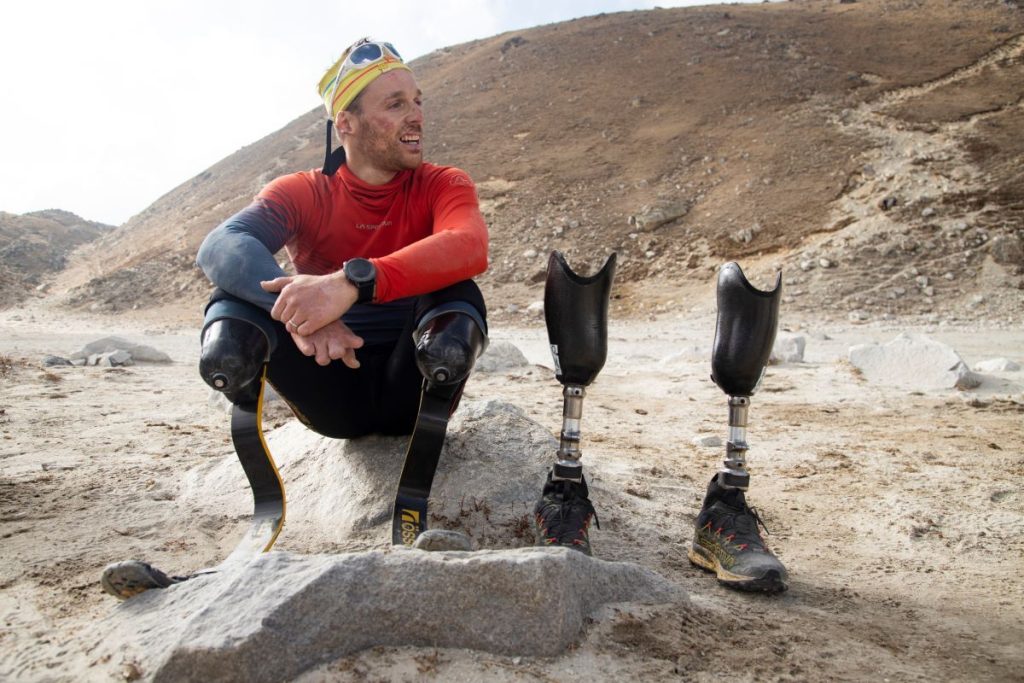 Andrea Lanfri ai piedi dell