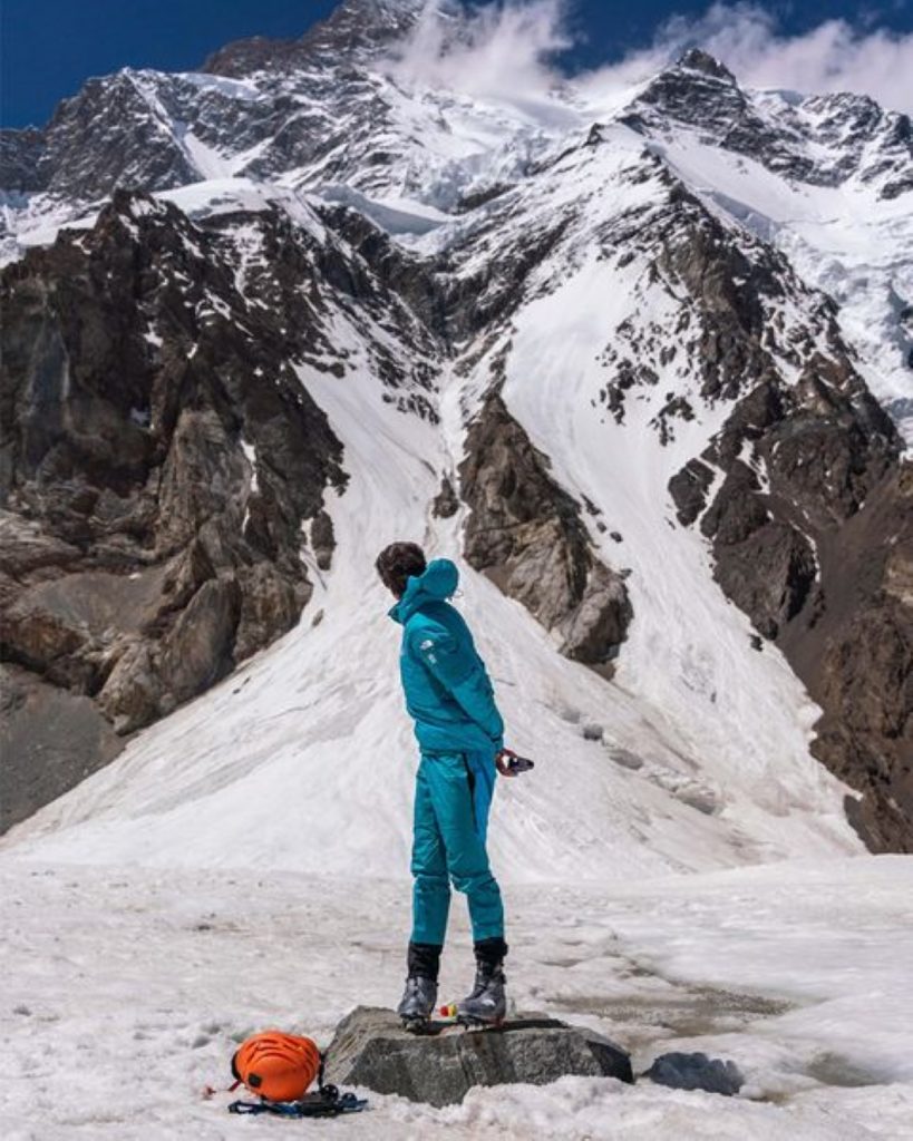 Benjamin Védrines osserva il K2 prima del tentativo in velocità