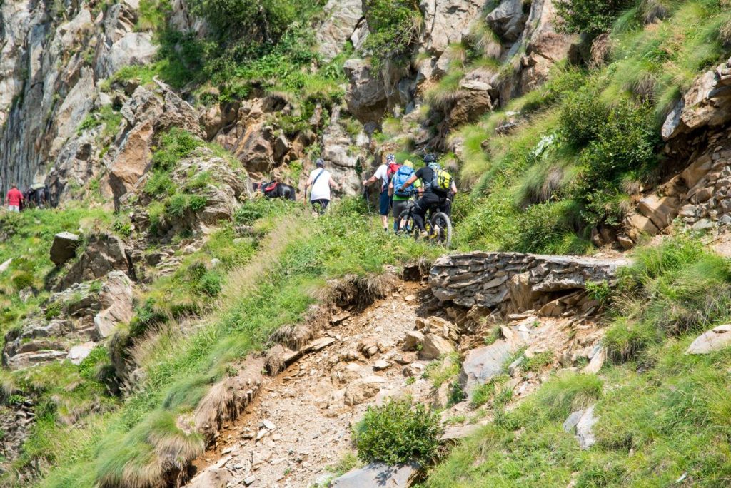 Bici e pedoni sui sentieri, una convivenza non facile @ AdobeStock