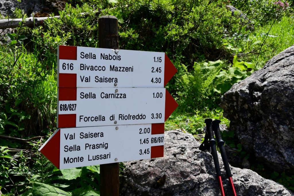 Cartelli al rifugio Pellarini, foto di Stefano Ardito