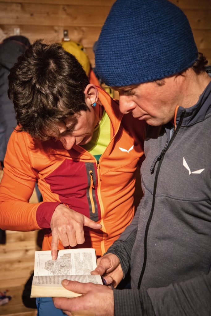 Cazzanelli e Ratti consultan una guida prima di partire. Foto Damiano Levati, Storyteller Labs