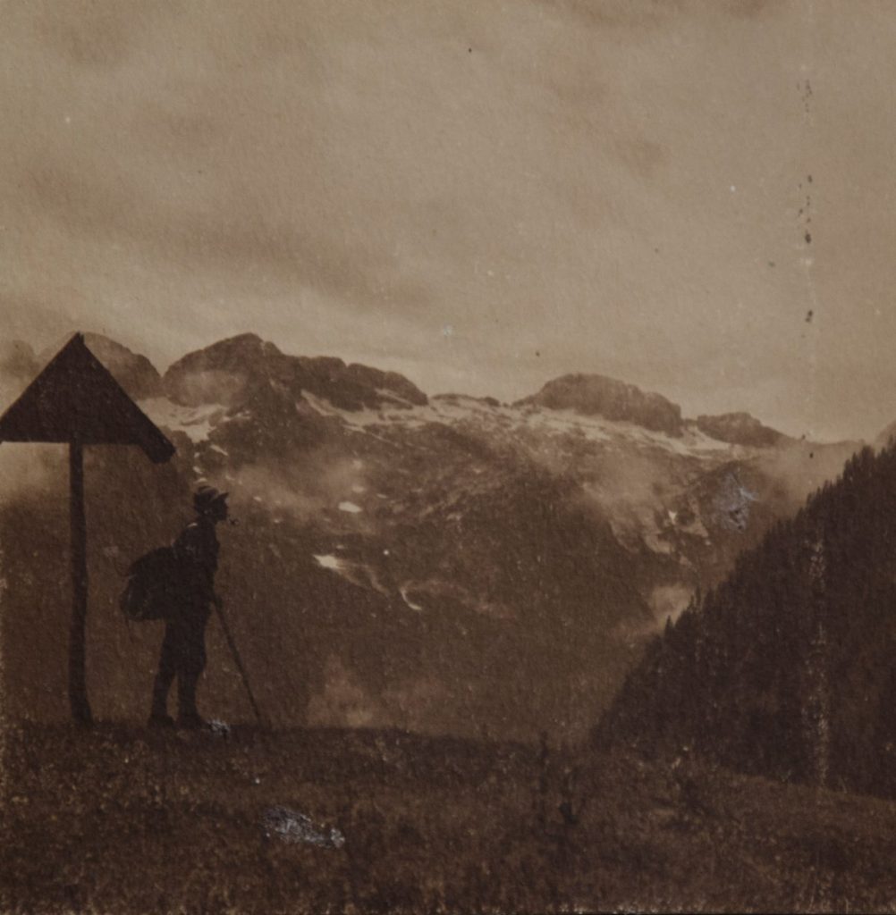 Dougan con sullo sfondo il Gruppo del Canin @Società Alpina delle Giulie