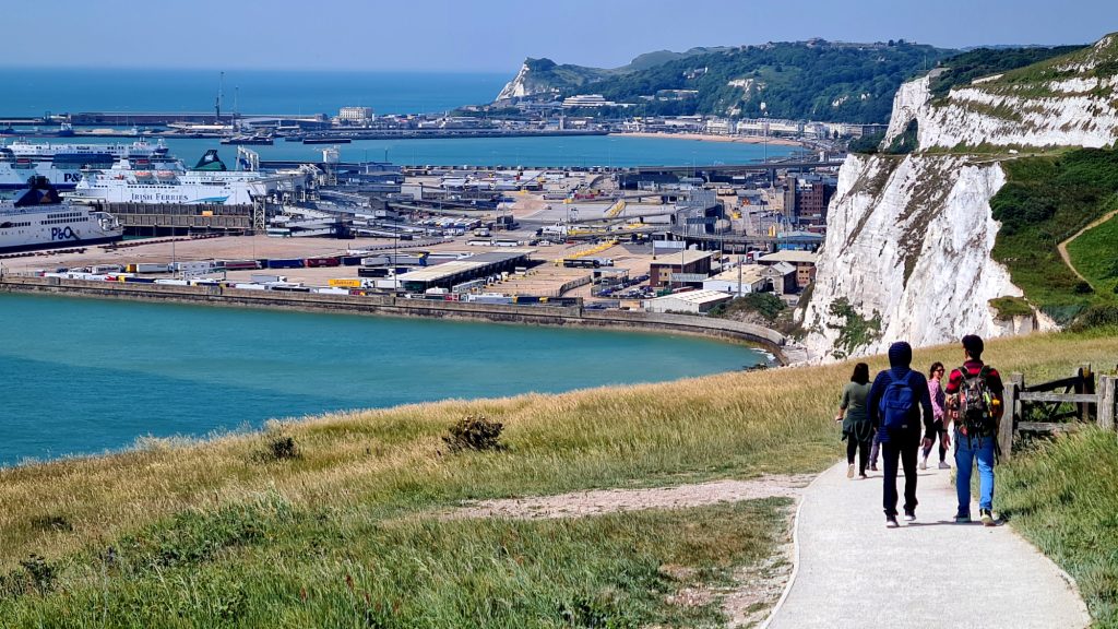 Dover, escursionisti sopra alle White Cliffs, foto SA (2)