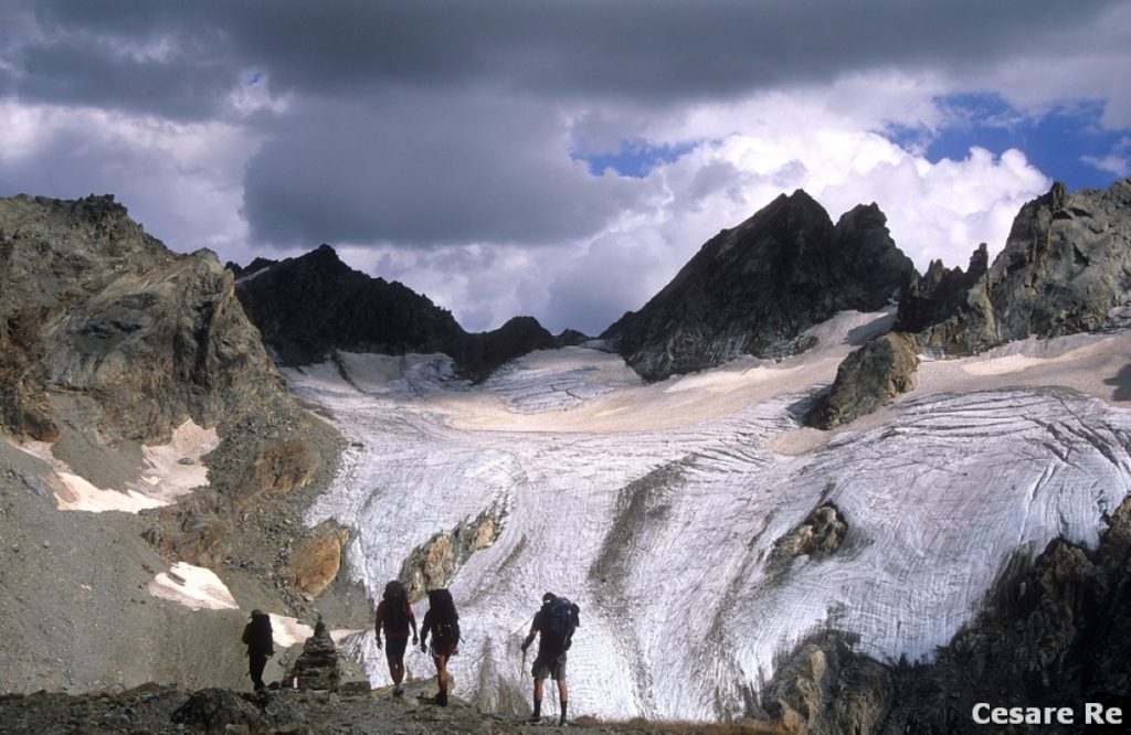 Escursionisti in partenza dal rifugio. La Vedretta di Caspoggio, sullo sfondo. Foto Cesare Re