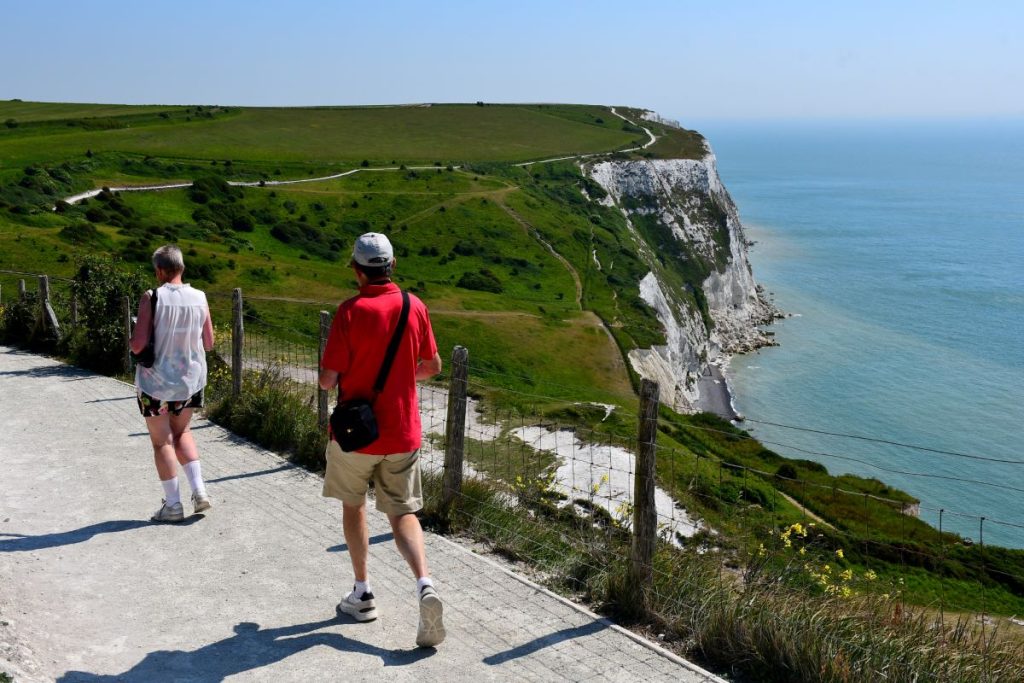 Escursionisti sopra le White Cliffs, foto Stefano Ardito