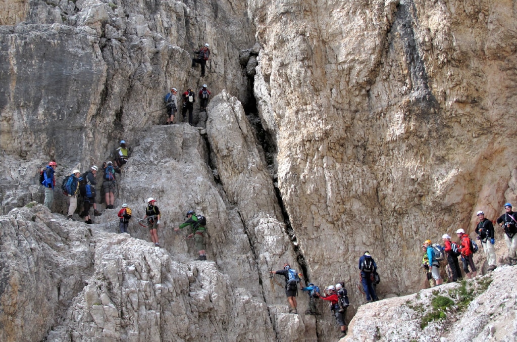 Ferrata del Paterno, coda ai piedi del torrione sommitale, foto SA