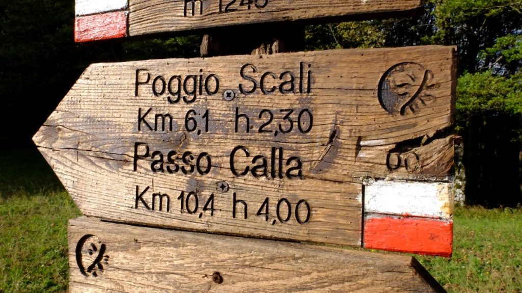 Foreste Casentinesi, un cartello con tempi esagerato, foto Stefano Ardito