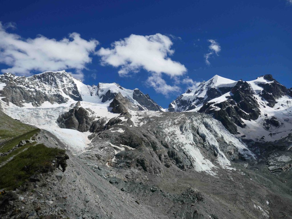 Il Bernina 4048m a sinistra con la celebre cresta Biancograt, al centro il Piz Scerscen 3970m con la nicchia di frana, a destra il Piz Roseg 3935m foto M. Comi