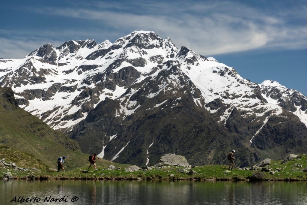 Il Lago di Cardeto di mezzo, sullo sfondo il Pizzo Redorta. Foto Alberto Nardi