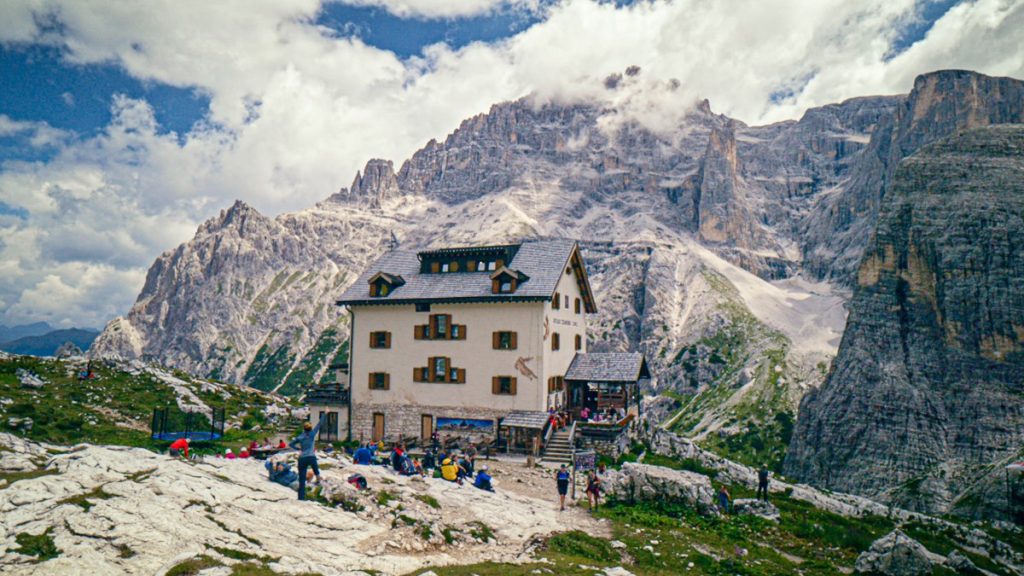 Il Rifugio Comici, a valle della frana. Foto Luigi Tassi