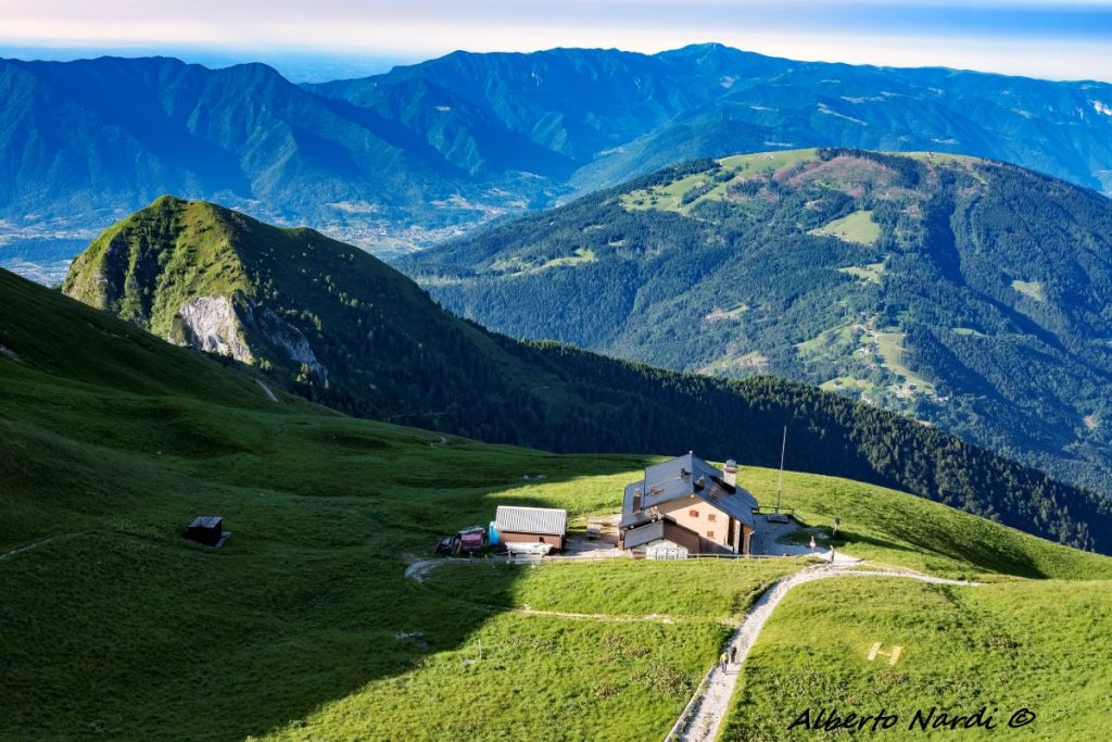 Il Rifugio Dal Piaz (1993 m). Sullo sfondo il Monte Magazon e il Monte Avena. Foto Alberto Nardi