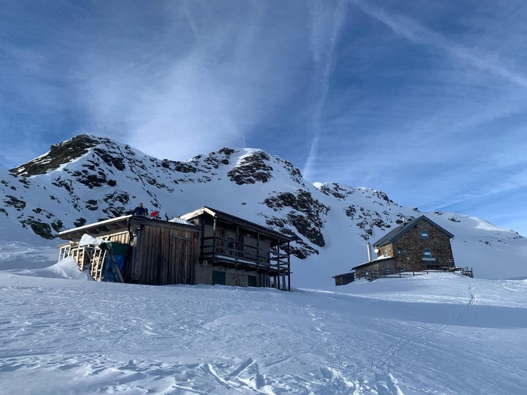 Il Rifugio Forcella Vallaga in veste invernale