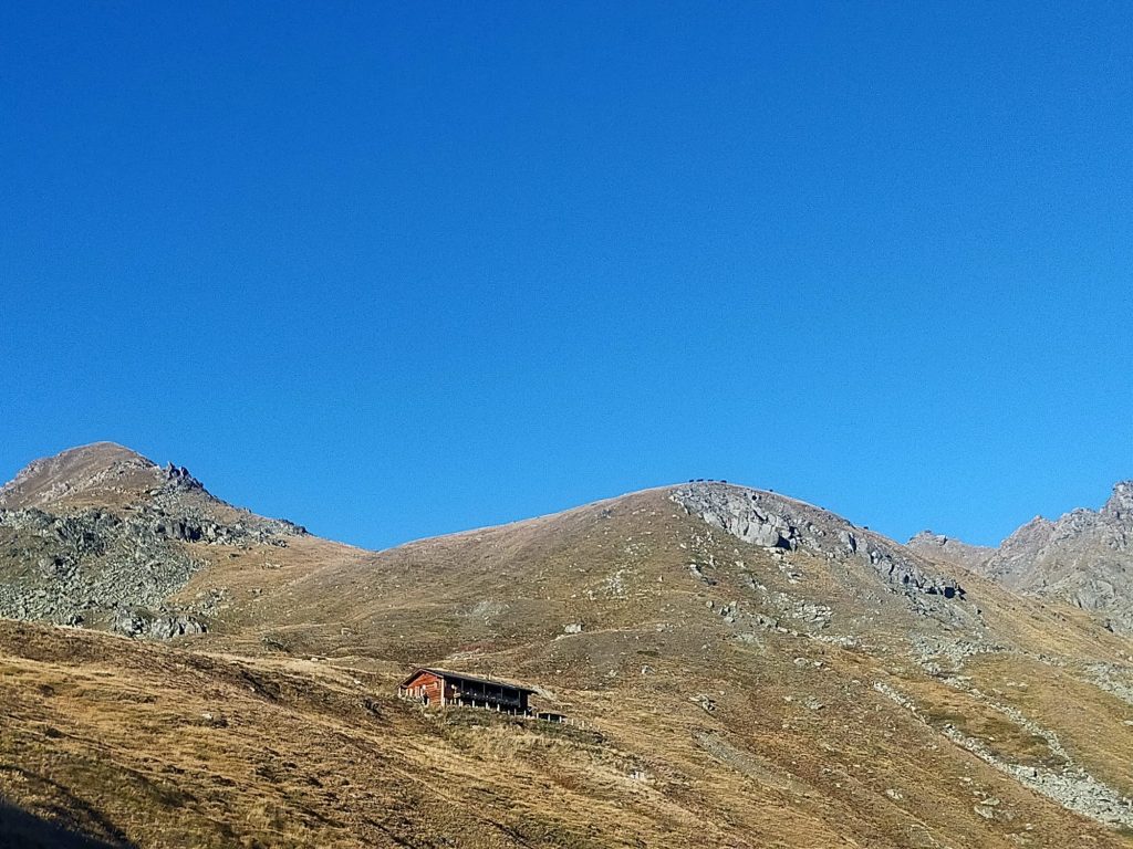 Il Rifugio Grauson, sopra Gimillan, non ha mai chiuso. FB Rifugio Grauson