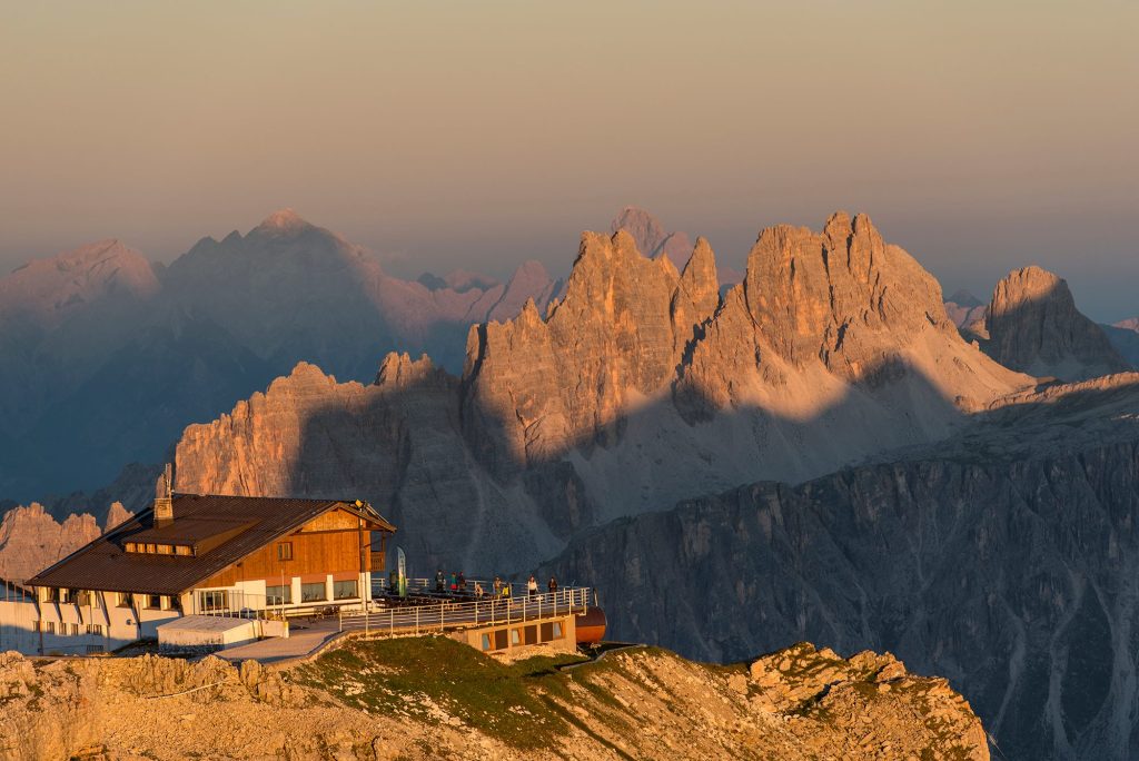 Il Rifugio Lagazuoi, nei cui pressi sono state scattate le immagini con Federer e Nadal. FB Rifugio Lagazuoi
