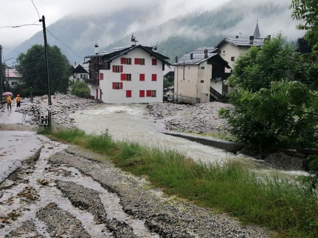 Il Tambach uscito dal suo alveo a Macugnaga. Foto Ettore Pettinaroli