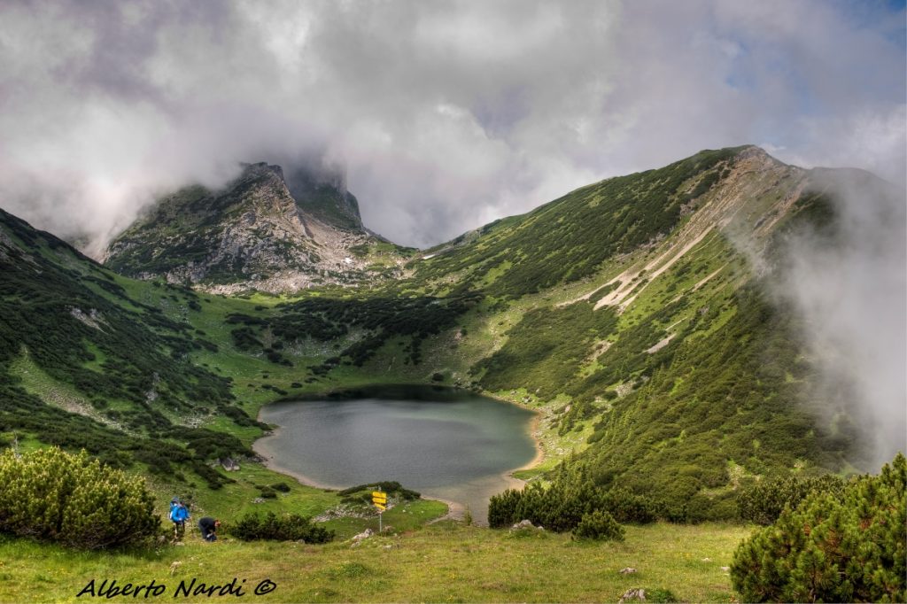 Il lago Zireiner e sullo sfondo la cima dello Rofanspitze (2259 m). Foto Alberto Nardi