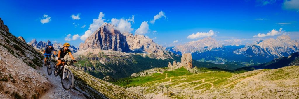 Il piacere della pedalata non deve far dimenticare il rispetto per i pedoni @ AdobeStock