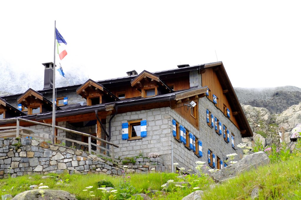 Il rifugio Denza, base per la Presanella, foto di Stefano Ardito