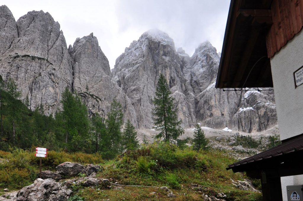 Il rifugio Pellarini e le sue vette, foto di Stefano Ardito