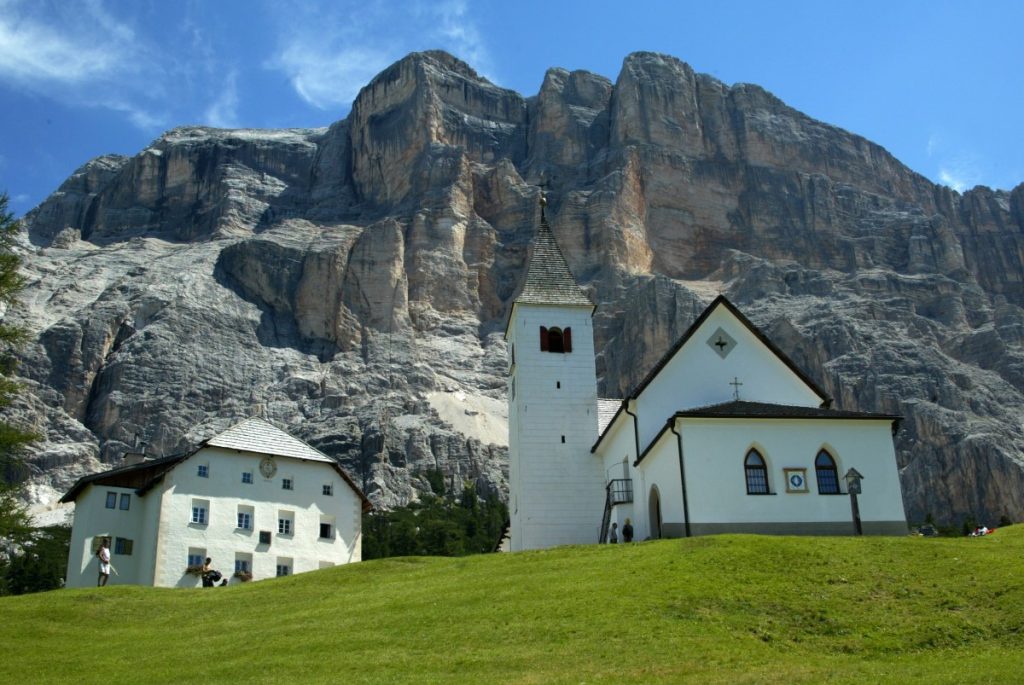 Il santuario e il rifugio-ospizio di Santa Croce. Foto Alta Badia