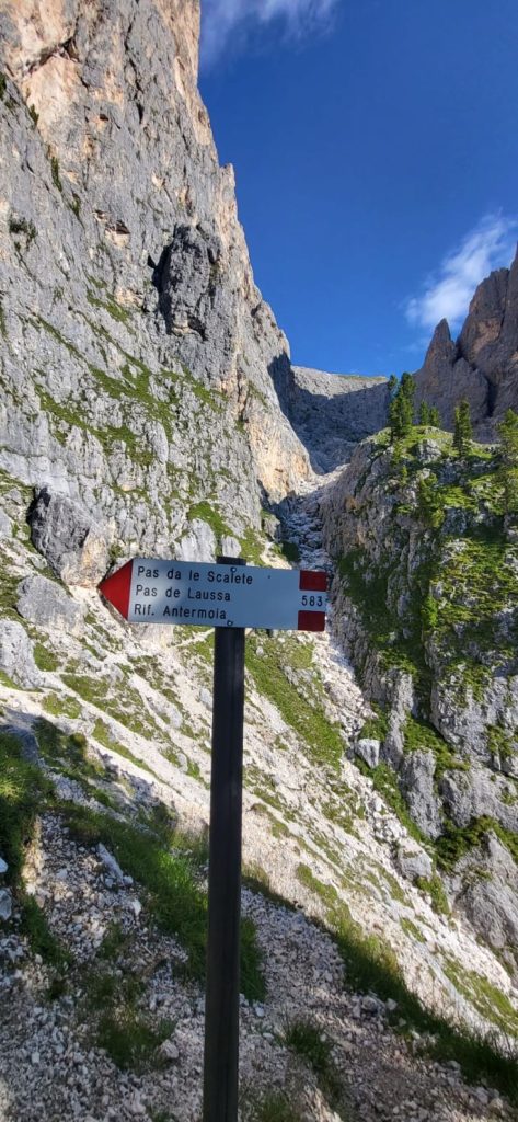 Il sentiero interrotto dalla frana. Foto Monica Malfatti