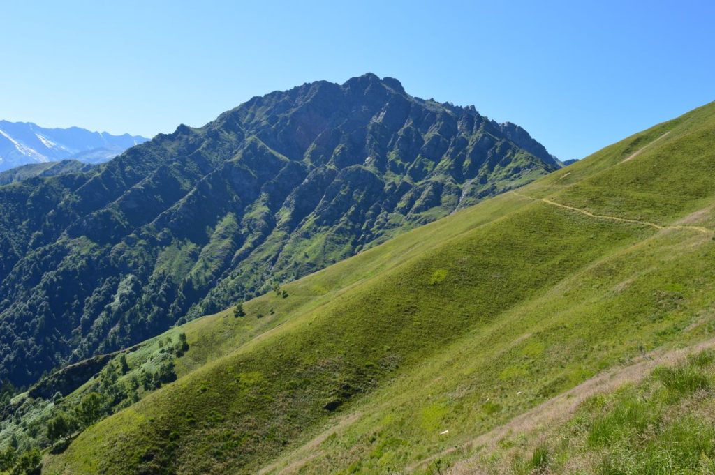 Il sentiero percorso da corridori e pellegrini. Foto Lorenzo Pavesi
