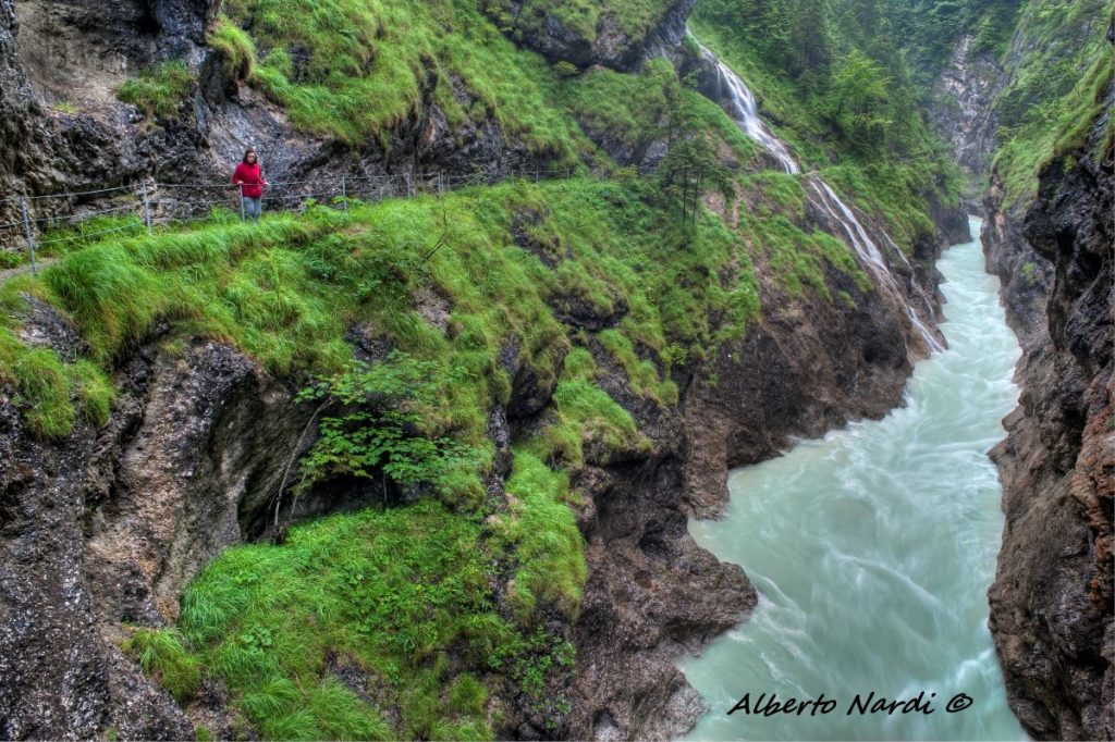 Il sentiero sopra le Gole del Tiefenbach. Foto Alberto Nardi