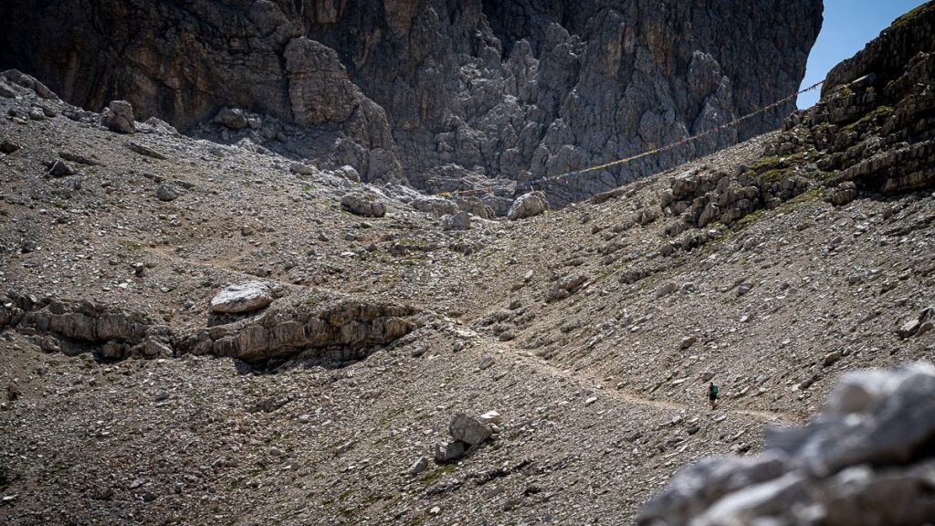Il tratto del sentiero interessato dalla frana. Foto Luigi Tassi