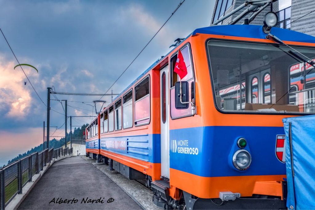 Il trenino a cremagliera che porta in vetta. Foto Alberto Nardi