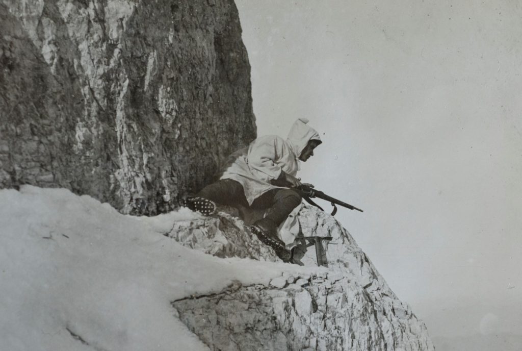 In appostamento durante la prima Guerra mondiale. @ Società Alpina delle Giulie