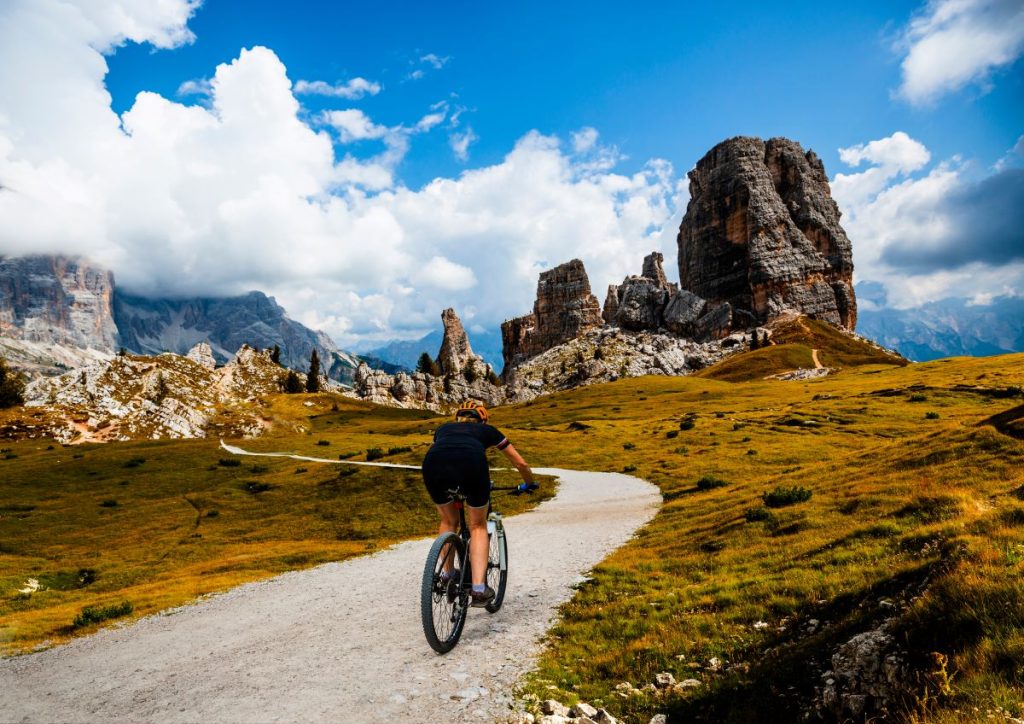 In bici verso le Cinque Torri @AdobeStock