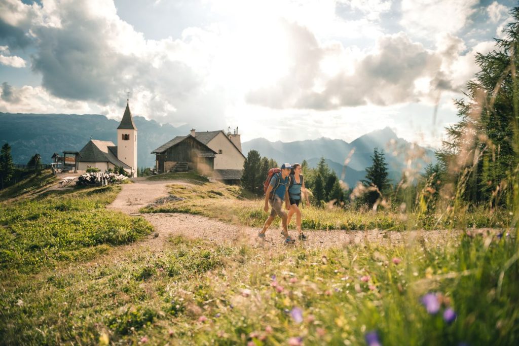 In partenza dal Santuario di Santa Croce. Foto Alta Badia, Alex Moling
