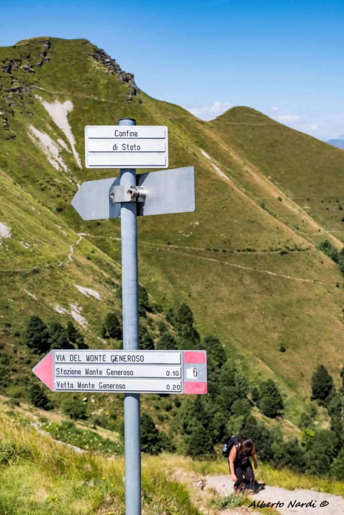Indicazioni sul confine italo-svizzero. Foto Alberto Nardi