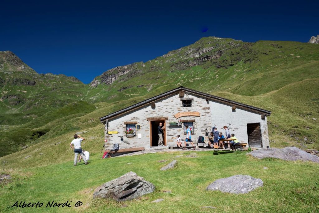 La Baita di Cardeto Flavio Rodigari. Sullo sfondo il Passo Portula. Foto Alberto Nardi